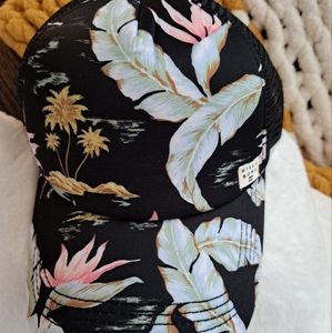 Black hat with feathers 🪶